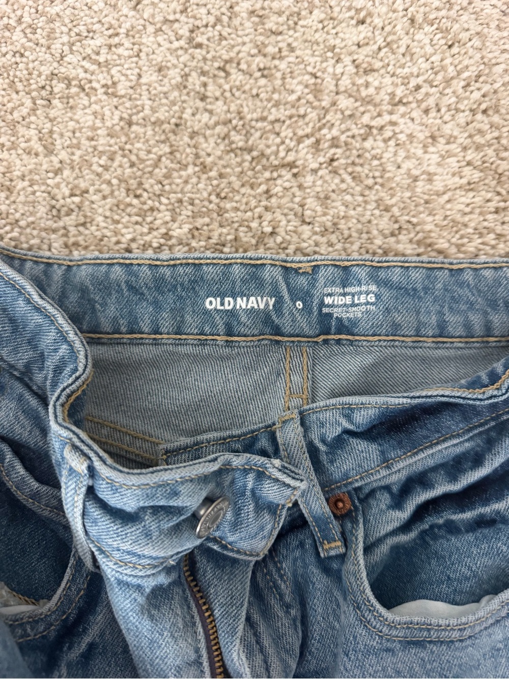 Old Navy Straight Leg Women’s Jeans in Light Blue Denim - Picture 2 of 2